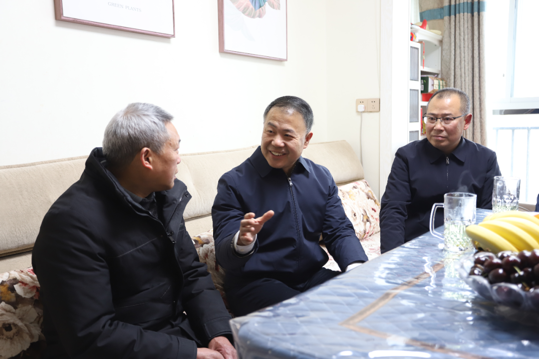 张继军带队走访慰问困难群众、战时二等功臣、退休干部代表