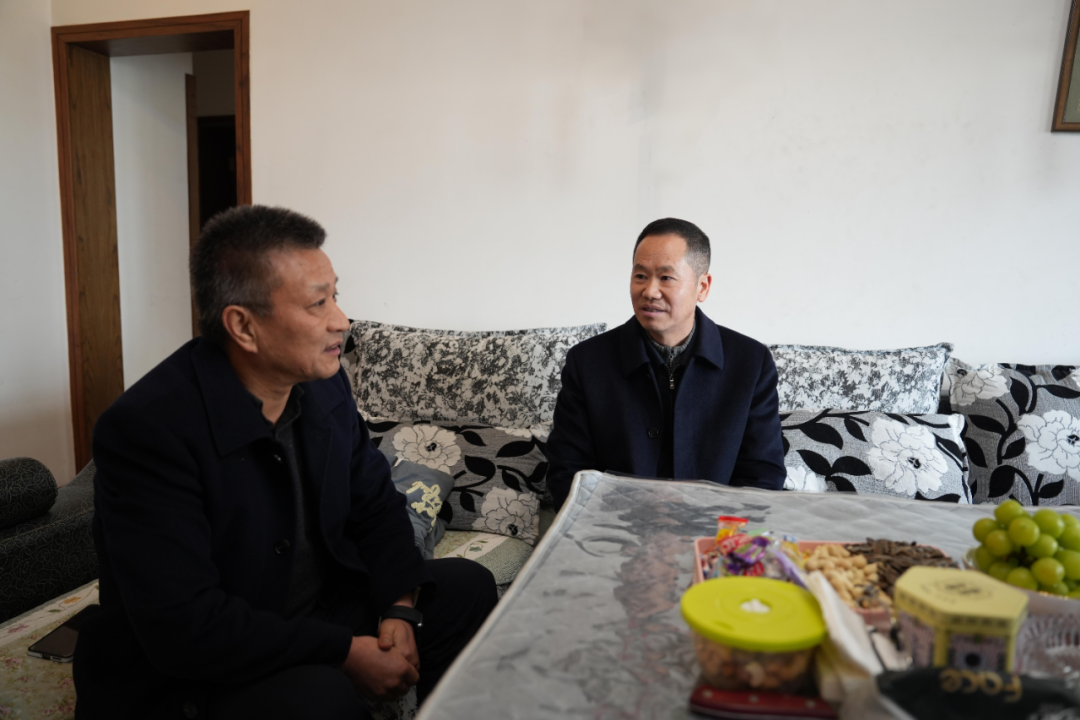何国兵带队走访慰问参战退役军人、县内专家人才代表